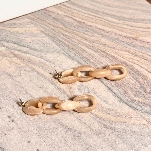 ☀️ 3/$20 New: Club Monaco Beige Chain Acrylic Statement Earrings - Picture 2 of 2